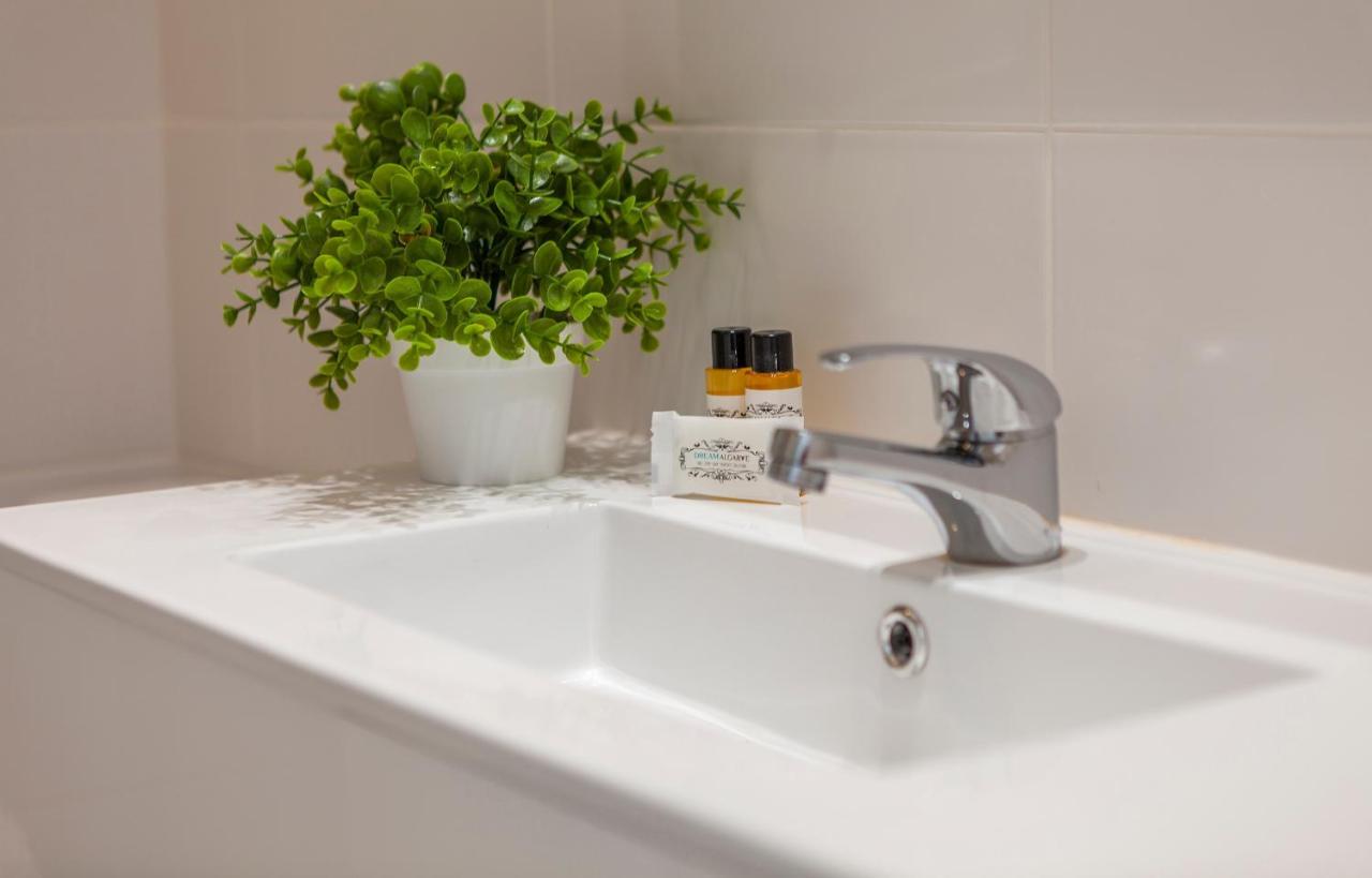 ラゴスB48 - Olive Tree Street 2 Bed Flatアパートメント エクステリア 写真